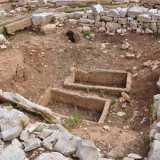 Non vi sono oggetti d'uso quotidiano, tutti trasferiti nel museo archeologico del locale castello normanno-svevo, ma sono visibili qua e l� diverse fosse mortuarie